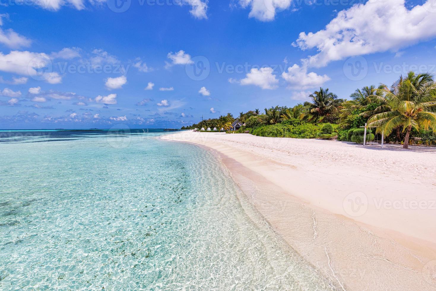 skön ö strand. tropisk landskap av sommar naturskön, vit sand med handflatan träd, lugna hav. lyx resa semester destination. exotisk strand landskap. Fantastisk natur, koppla av, frihet mall foto