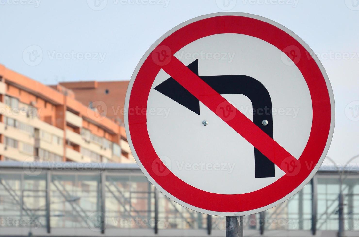sväng vänster är förbjuden. trafik tecken med korsade ut pil till de vänster foto