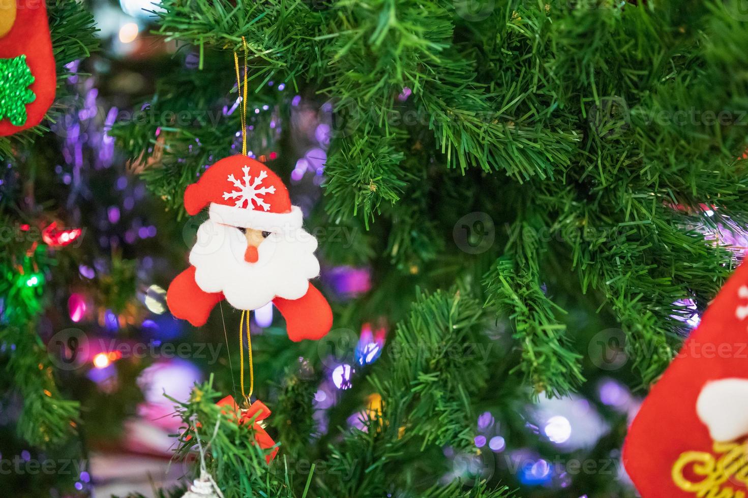 dekorerad jul grannlåt på gran träd ny år högtider bakgrund foto