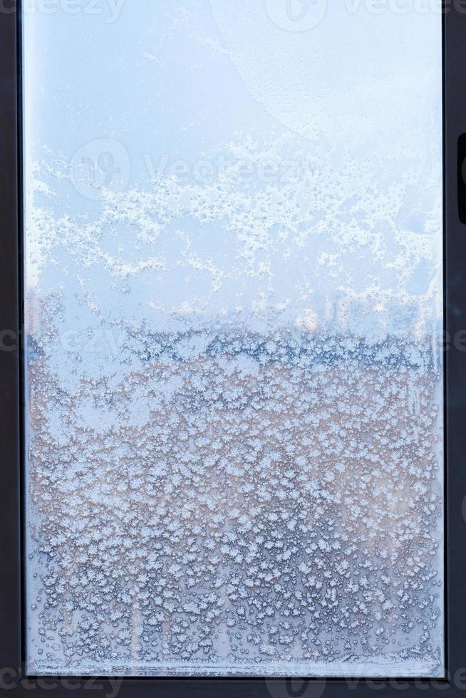 stadsbild genom de snötäckt fönster foto