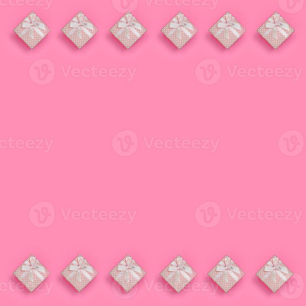 en massa av rosa gåva lådor lögner på textur bakgrund av mode pastell rosa Färg papper i minimal begrepp. abstrakt trendig mönster foto