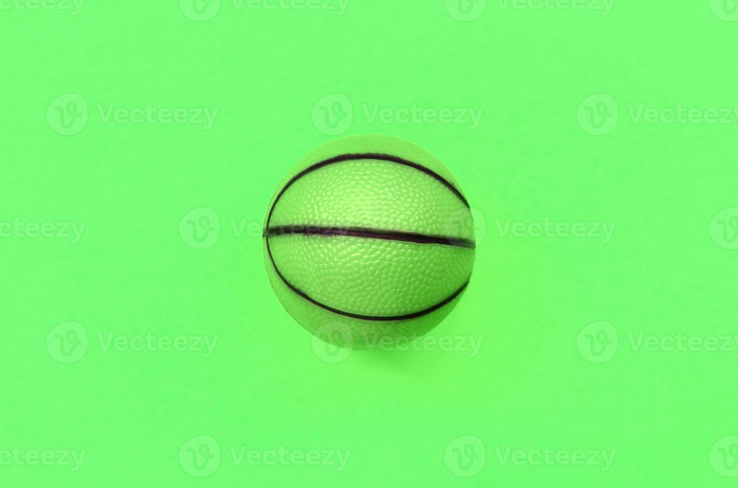 små grön boll för basketboll sport spel lögner på textur bakgrund foto