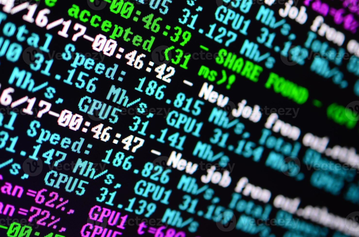 makro snapshot av de program gränssnitt för crypto valuta brytning på de övervaka av ett kontor dator. de begrepp av brytning bitcoins. de strömma av information strängar och data foto
