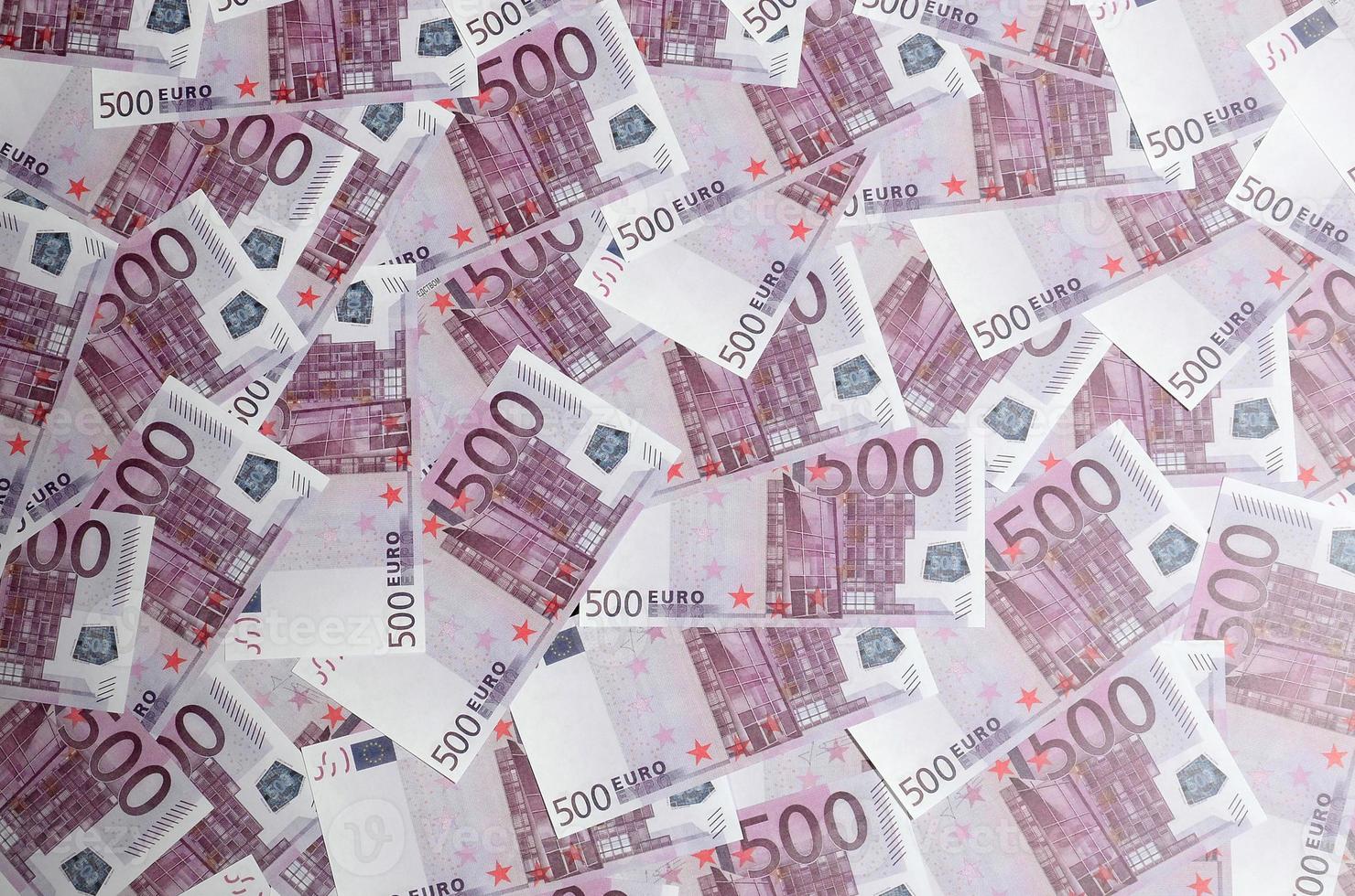 stänga upp bakgrund Foto belopp av fem hundra anteckningar av europeisk union valuta. många rosa 500 euro sedlar är intilliggande. symbolisk textur Foto för rikedom