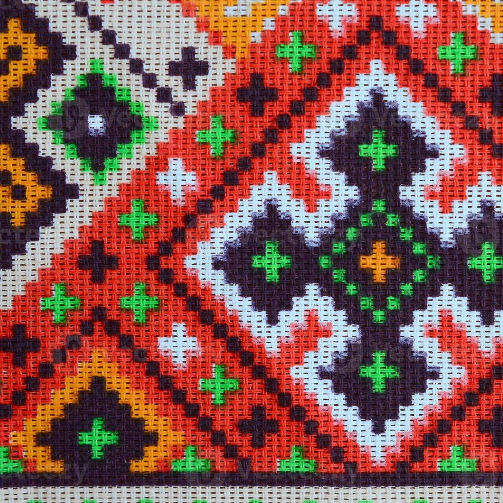 traditionell ukrainska folk konst stickat broderi mönster på textil- tyg foto