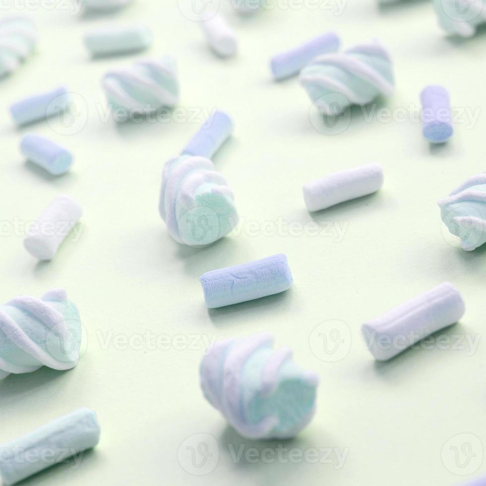 färgrik marshmallow lagd ut på kalk papper bakgrund. pastell kreativ texturerad mönster foto