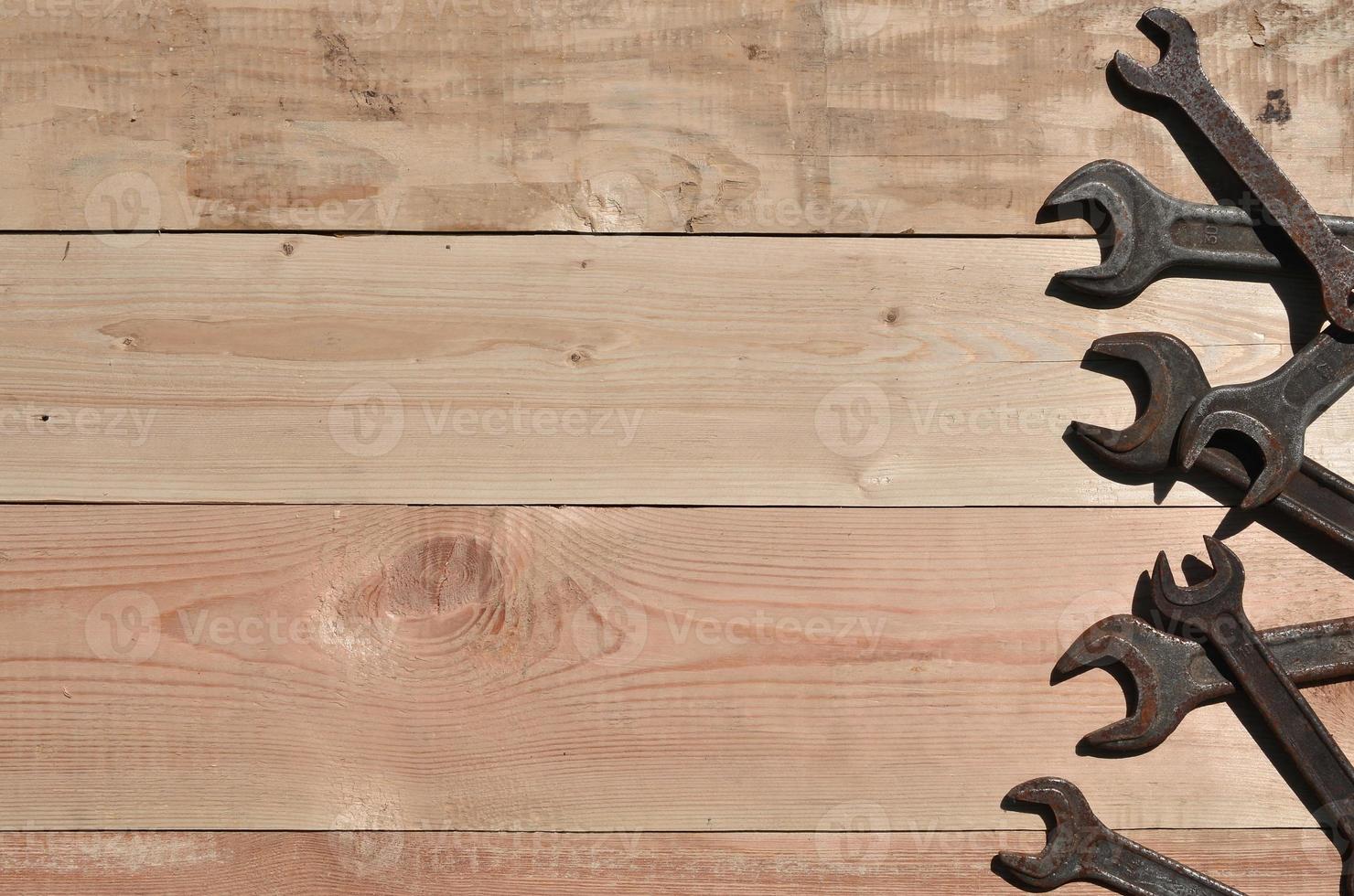en få rostig nycklar lögner på en trä- tabell i en verkstad foto