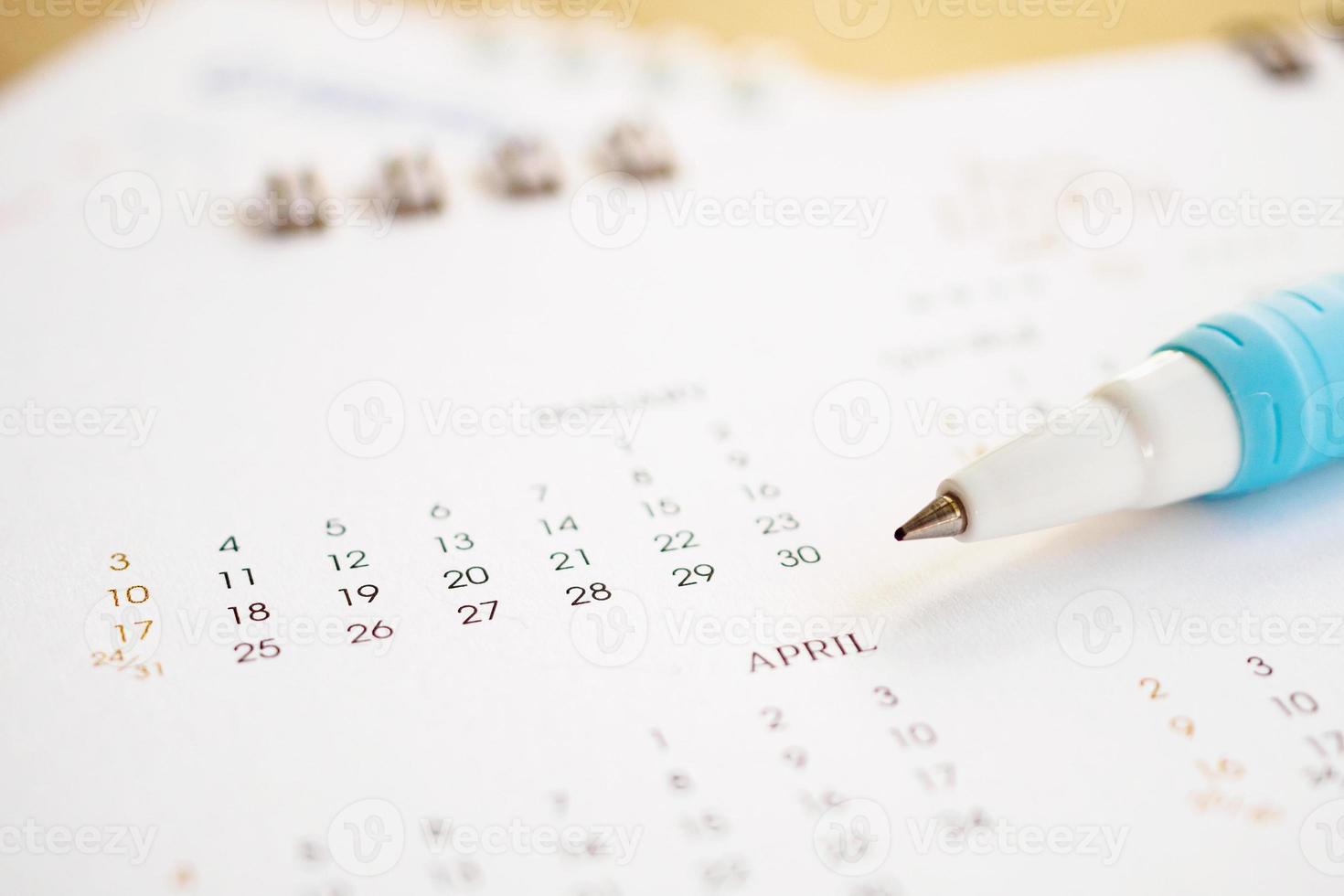 stänga upp penna på kalender sida till mark de datum planera begrepp foto