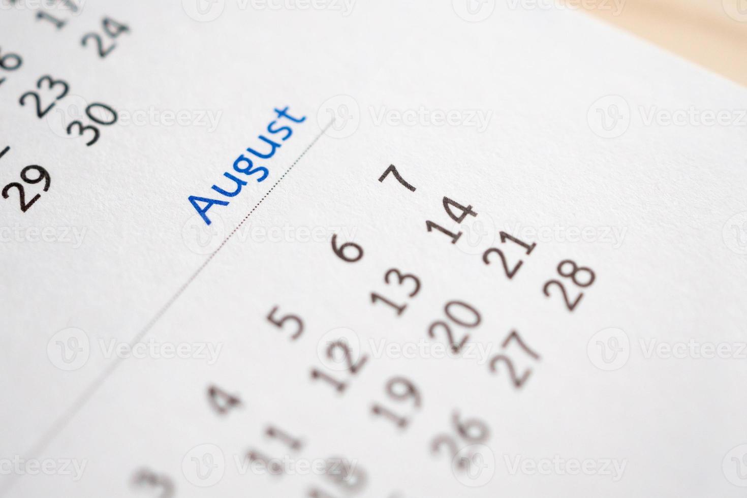 augusti kalender sida med månader och datum företag planera utnämning möte begrepp foto