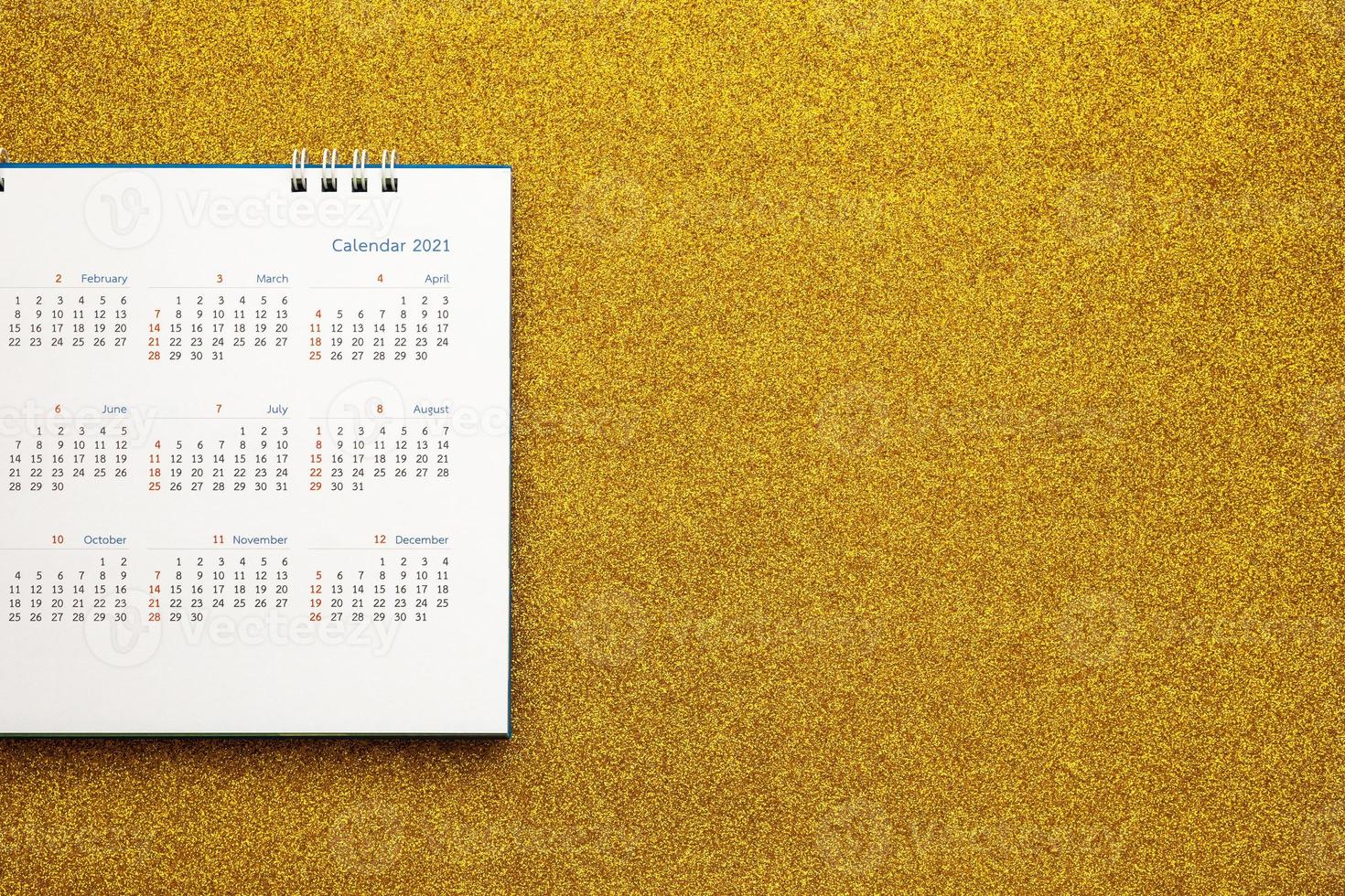 Lycklig ny år 2021 kalender sida stänga upp på guld glitter gnistra bakgrund foto