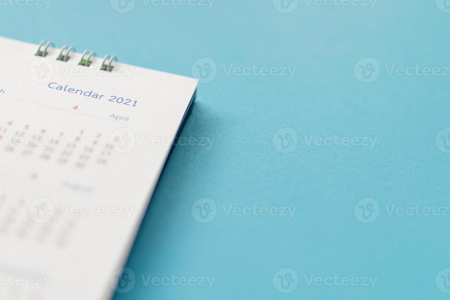 2021 kalender sida på blå bakgrund företag planera utnämning möte begrepp foto