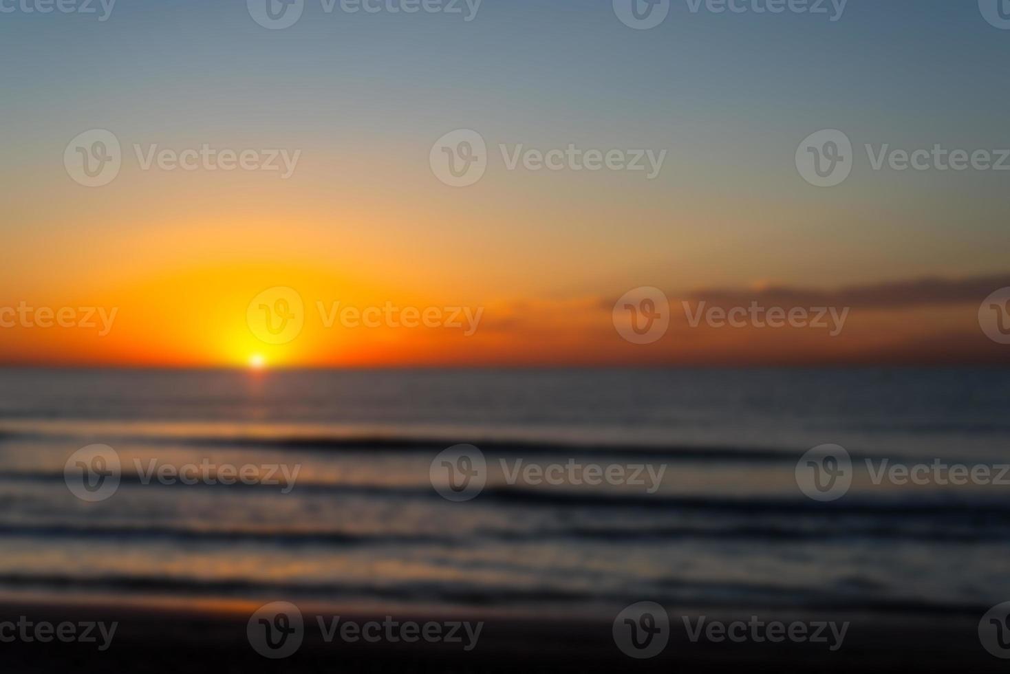 ofokuserad Foto av en skön och romantisk soluppgång på en havsstrand
