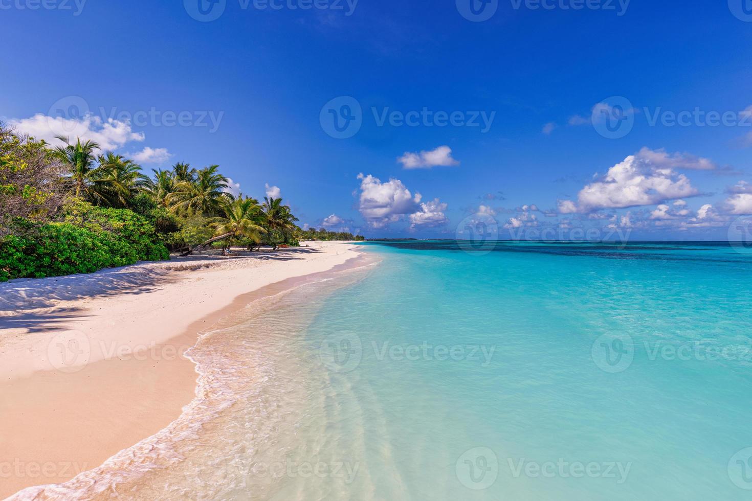 skön tropisk strand avkopplande himmel på exotisk ö med handflatan träd lugna vågor och Fantastisk blå hav lagun. paradis natur destination, idyllisk utomhus- scen för sommar resa semester, inspirera foto