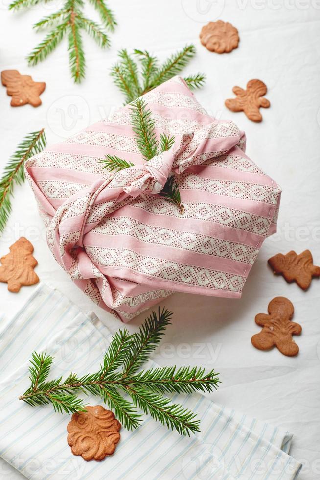 jul miljövänlig gåva slå in i traditionell japansk furoshiki stil, miljövänlig gåva slå in och noll var förlorad begrepp foto