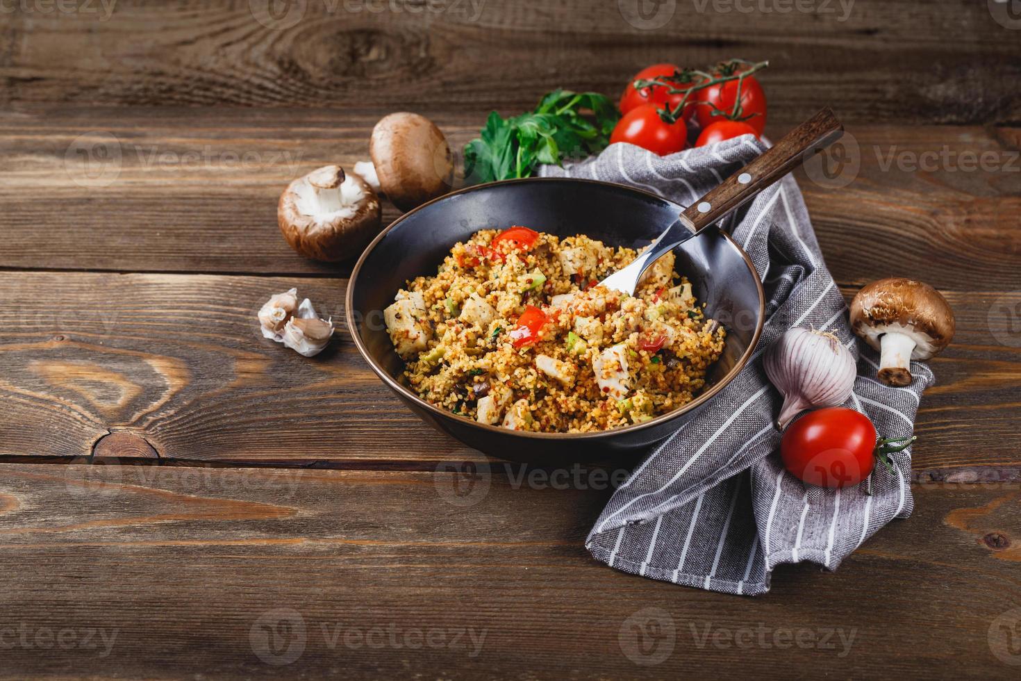 couscous med Kalkon, tomater, champinjon svamp och avokado. foto