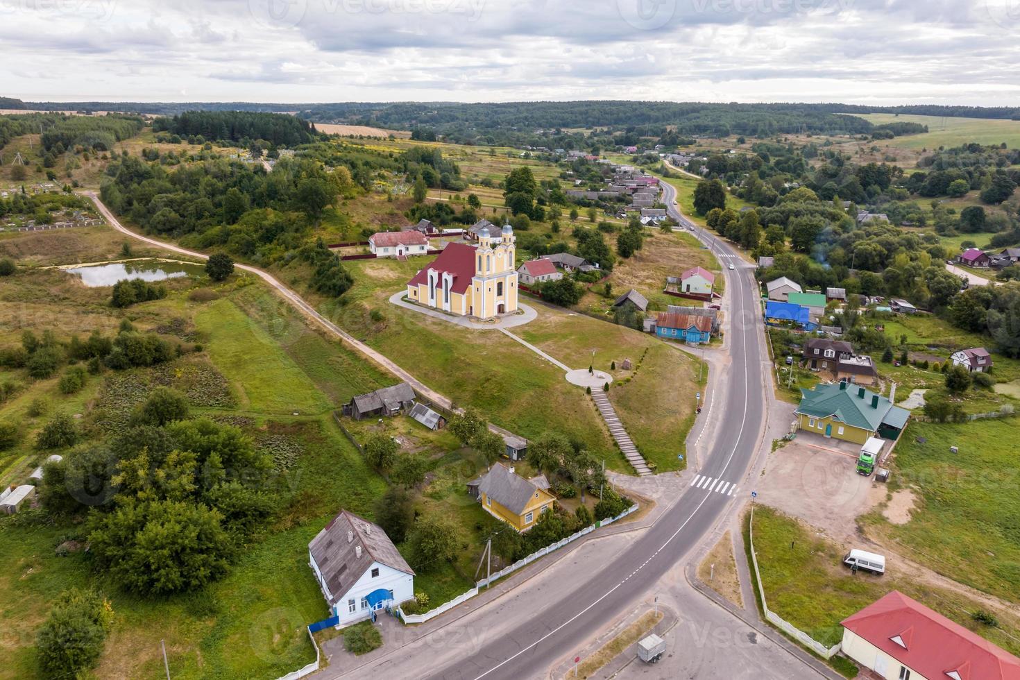 antenn se på barock tempel eller katolik kyrka i landsbygden foto