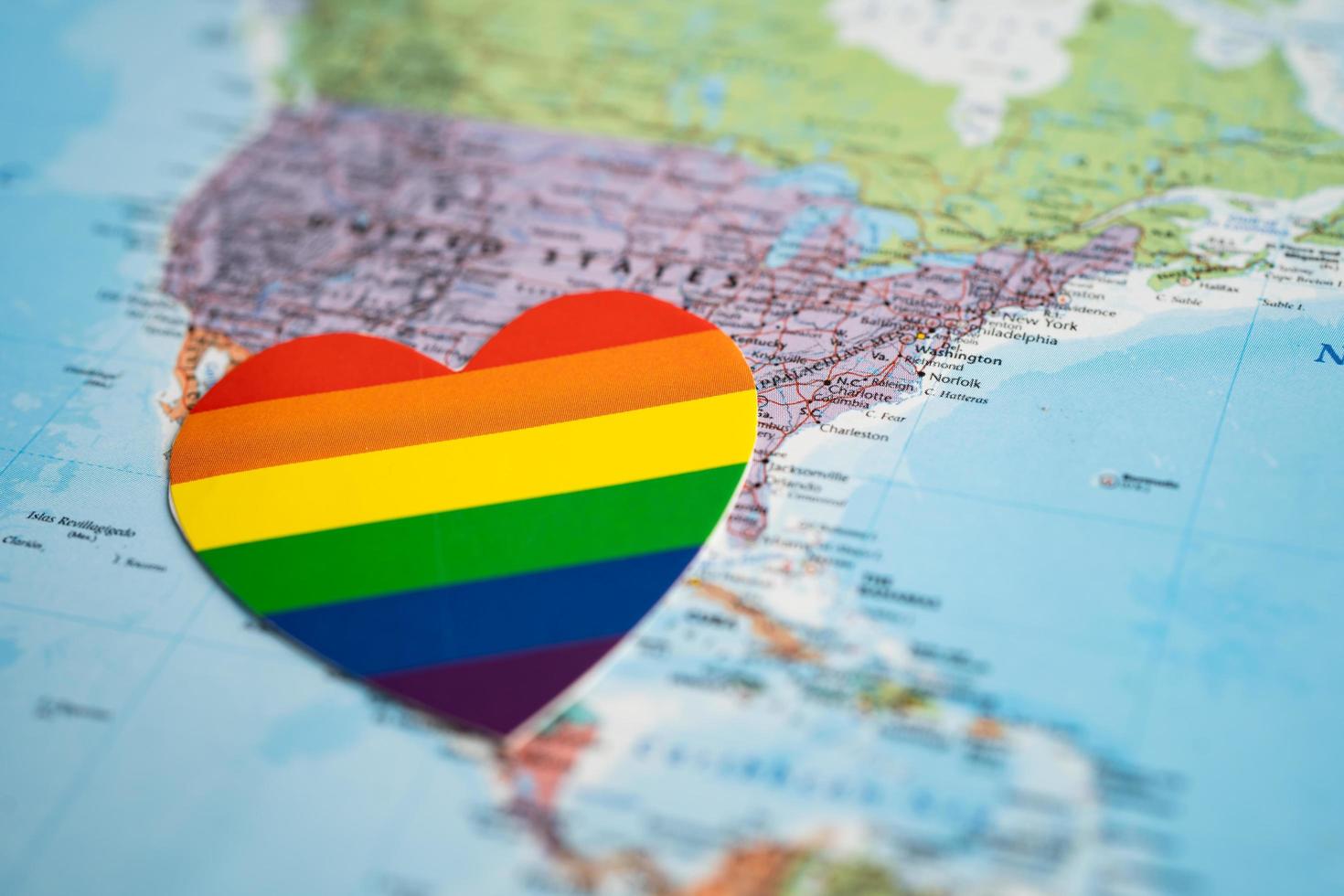 Bangkok, thailand, juni 1, 2022 regnbåge Färg hjärta på klot värld Karta bakgrund, symbol av HBTQ stolthet månad fira årlig i juni social, symbol av Gay, lesbisk, bisexuell, trans foto