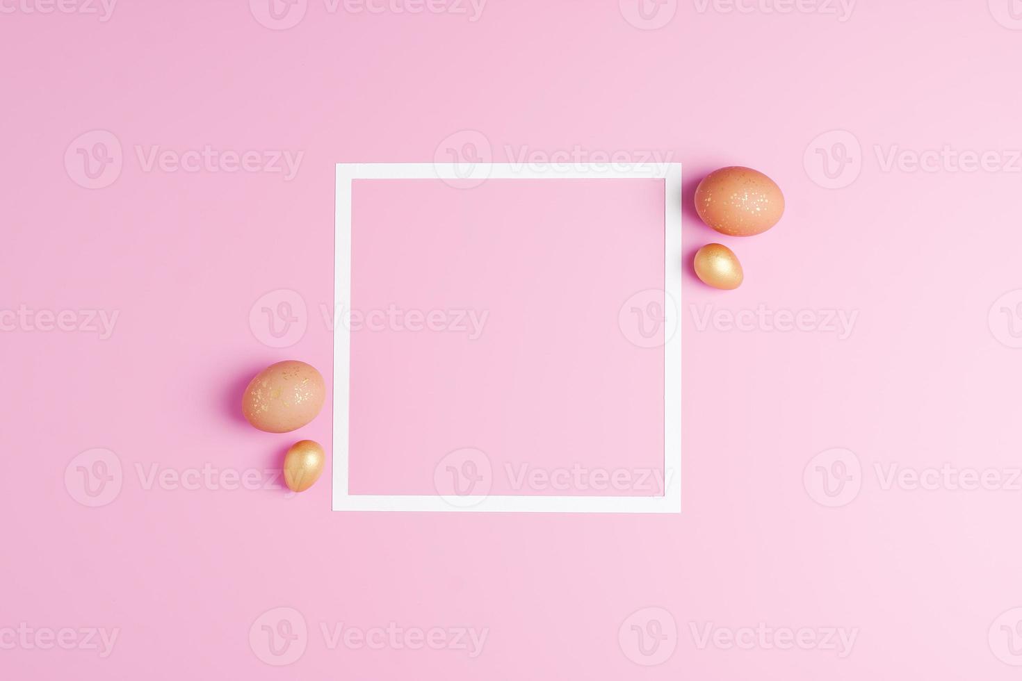 påsk beige och gyllene ägg på en rosa bakgrund med vit ram. platt lägga, kopia Plats. foto