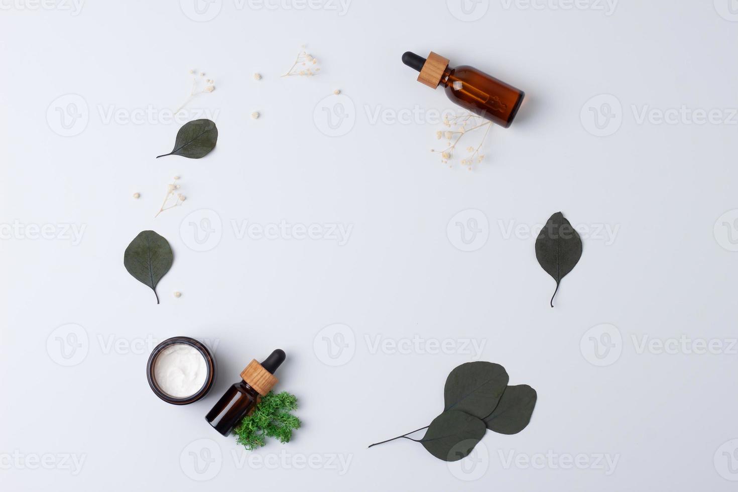 hud vård Produkter på vit bakgrund med eukalyptus, mossa. platt lägga, kopia Plats. foto