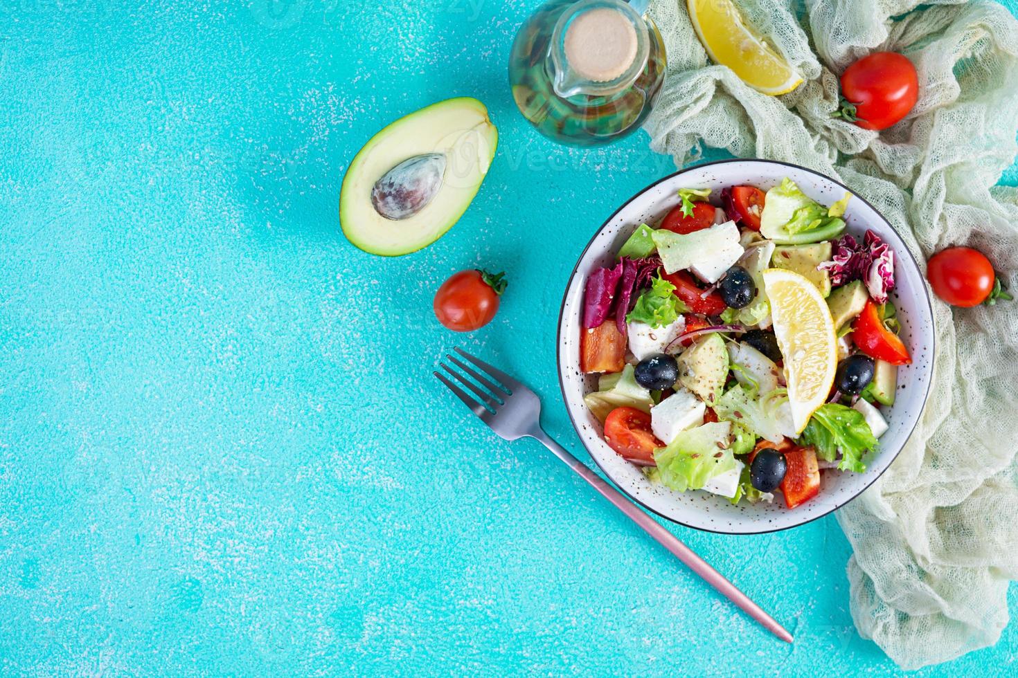 färsk sallad med tomat, sallad, avokado, oliver, fetaost och peppar. diet äter foto