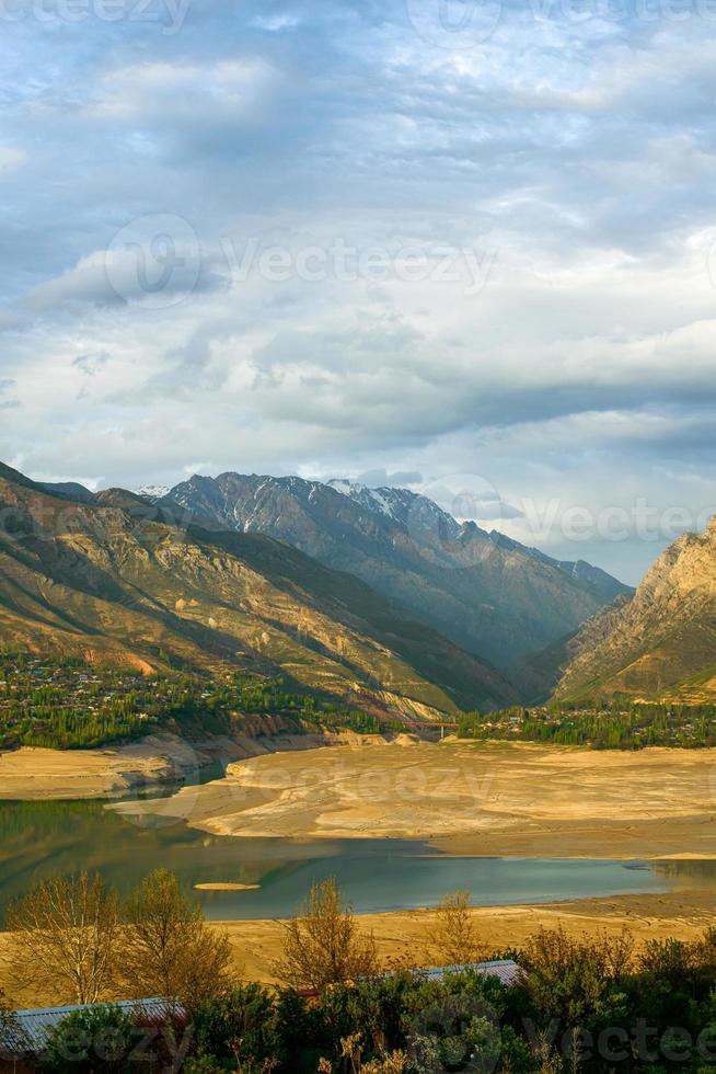 en vertikal skott av de bergen och en reservoar i central Asien foto