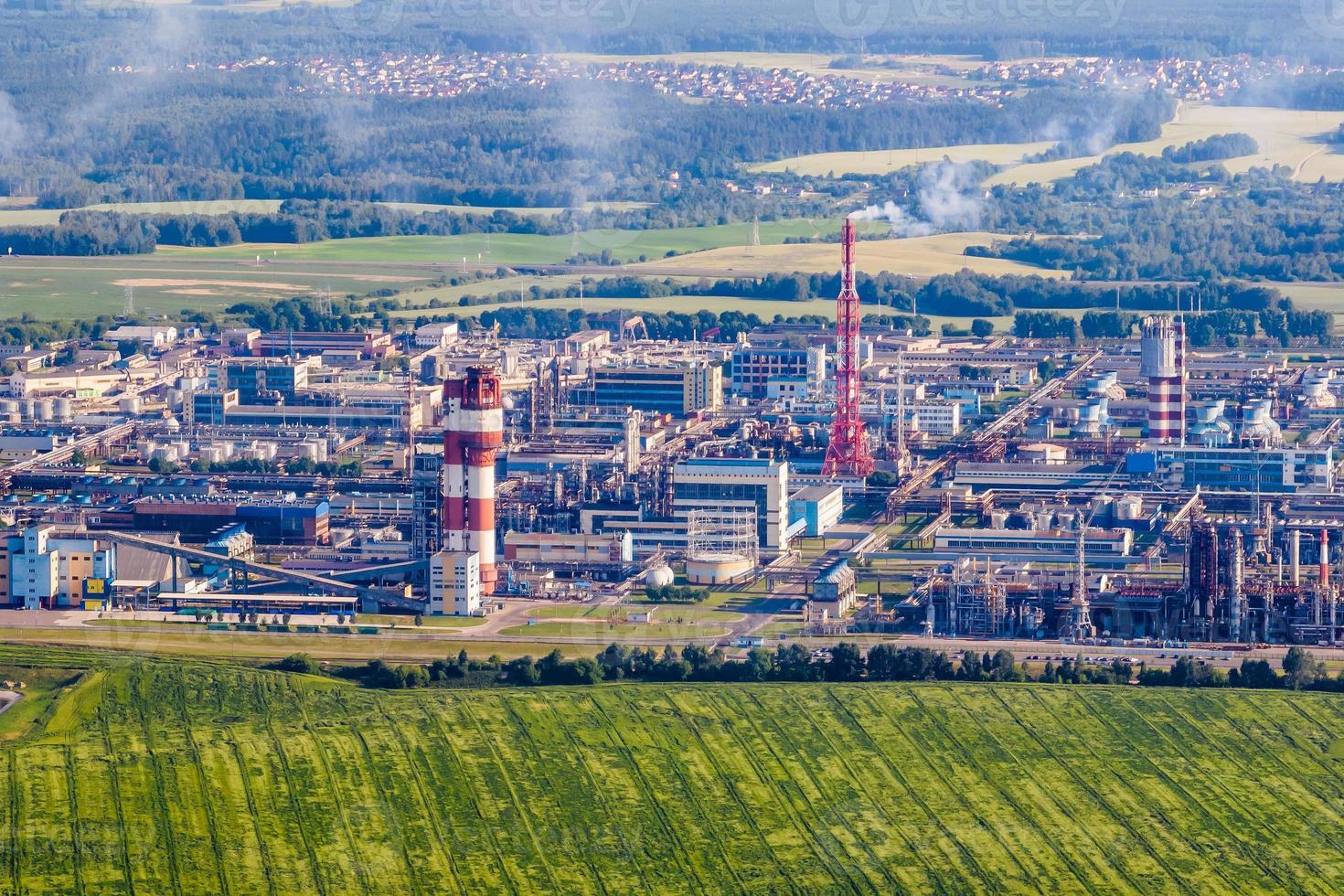 Flygfoto på rör av kemisk företagsanläggning. luftföroreningar koncept. industrilandskap miljöföroreningar avfall från värmekraftverk foto