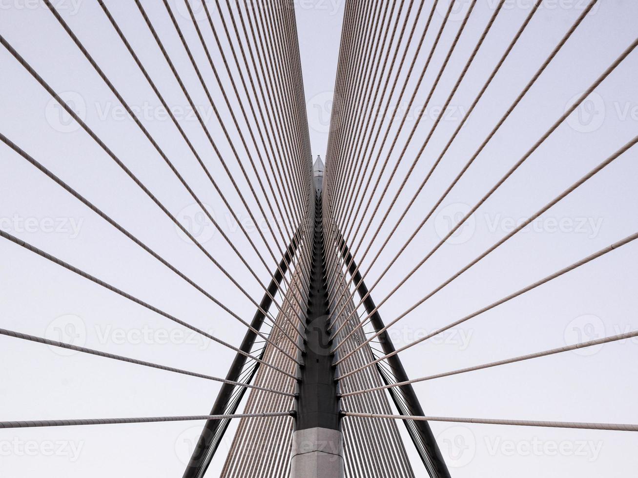 närbild detalj av en kabel- stannade bro i putrajaya, malaysia foto