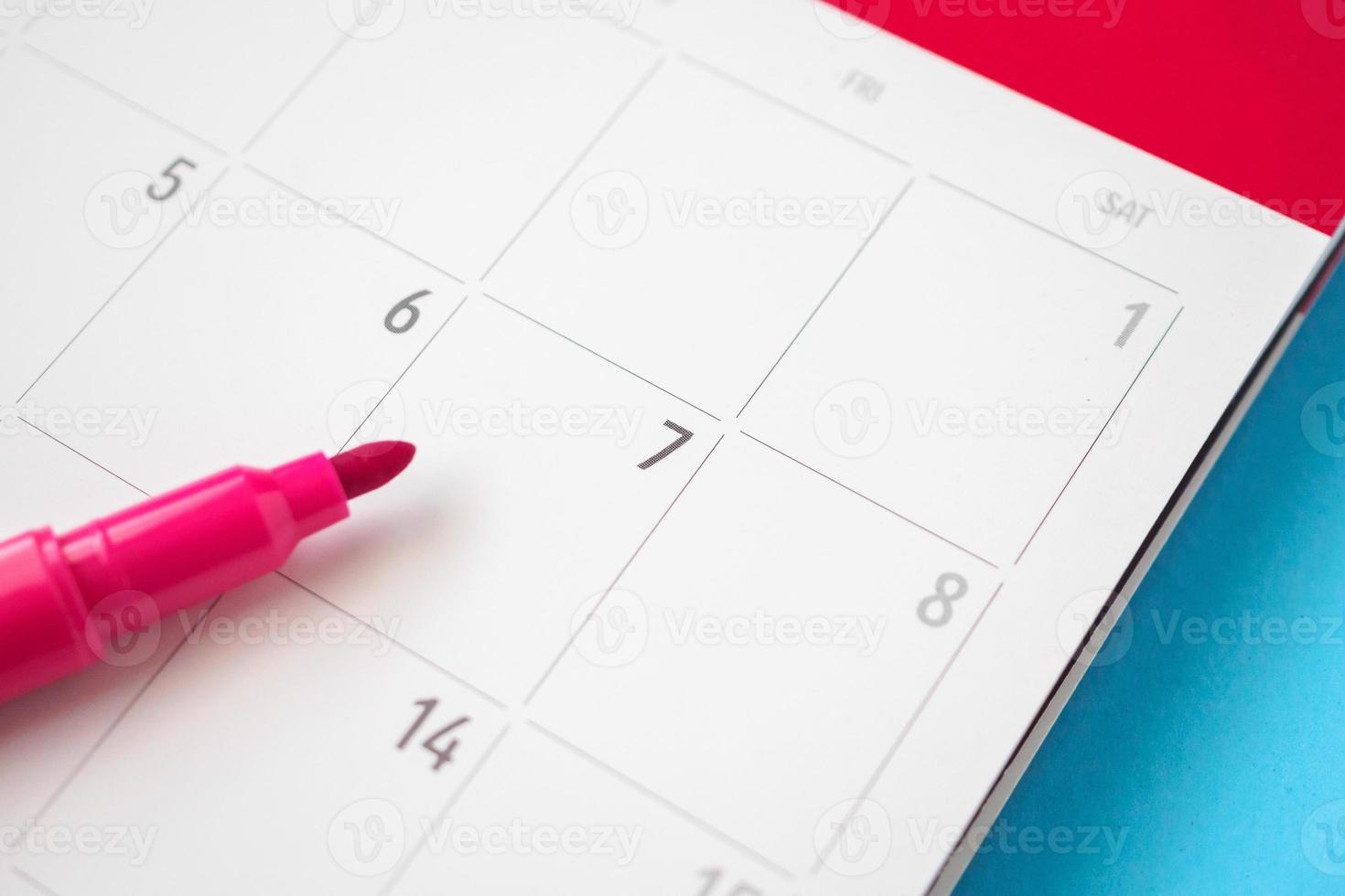 kalender sida med penna stänga upp på blå bakgrund företag planera utnämning möte begrepp foto
