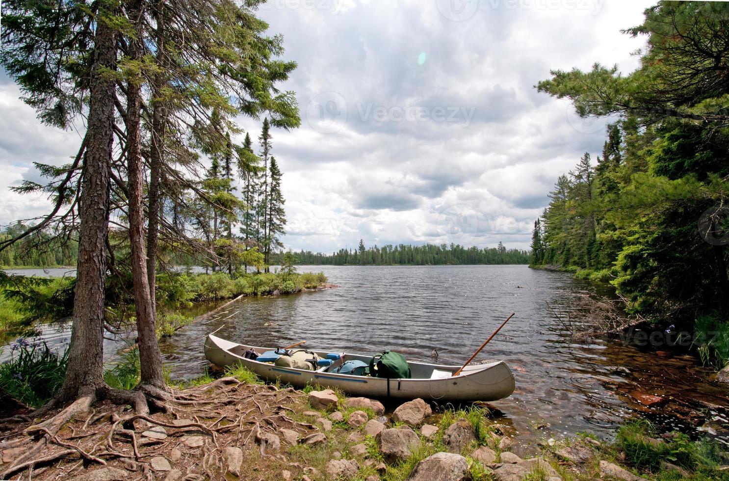 portage in i de vildmark foto