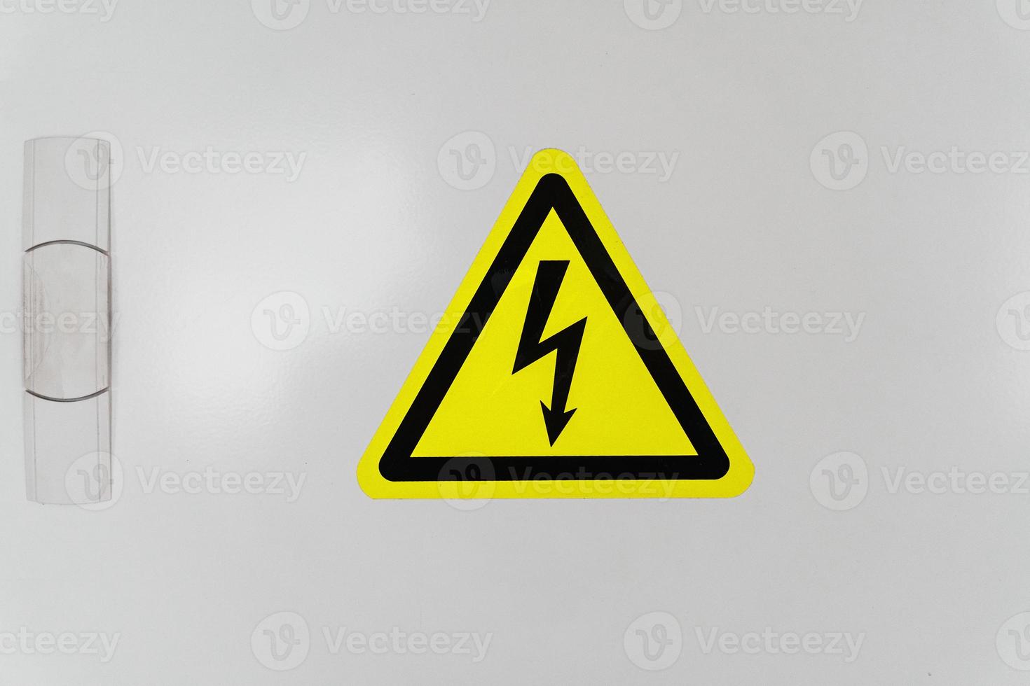 en skydda med en gul triangel och en blixt- bult betecknar hög Spänning. foto