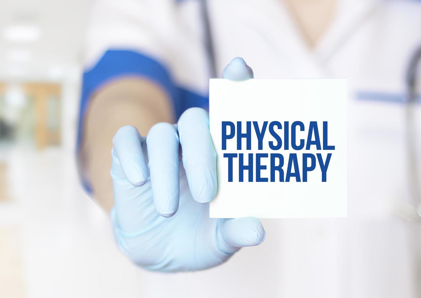 läkares hand och vit klistermärke med text fysisk terapi foto