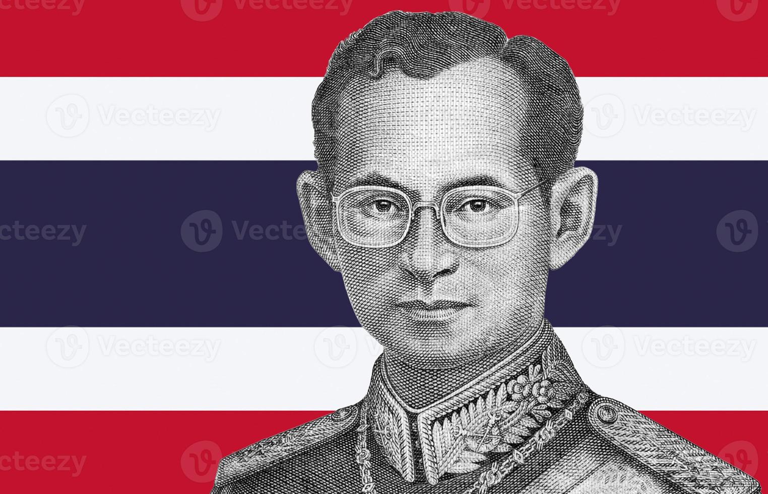 porträtt av kung Bhumibol adulyadej från 50 baht thailand pengar räkningen stänga på thailand flagga bakgrund foto