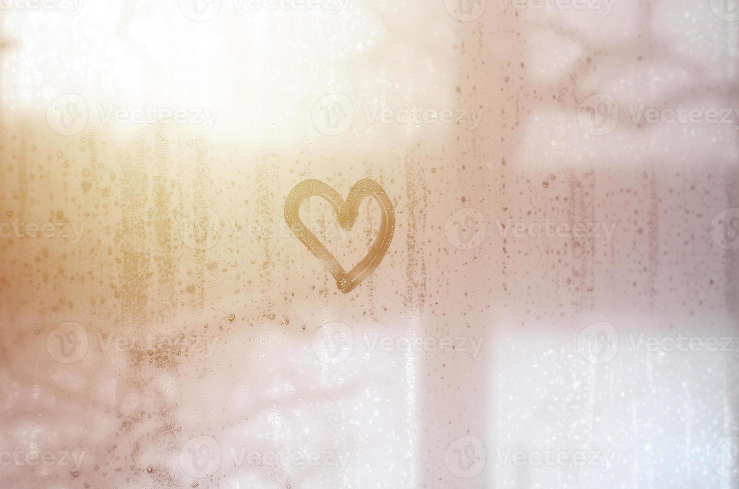 de hjärta är målad på de dimma glas i vinter- foto