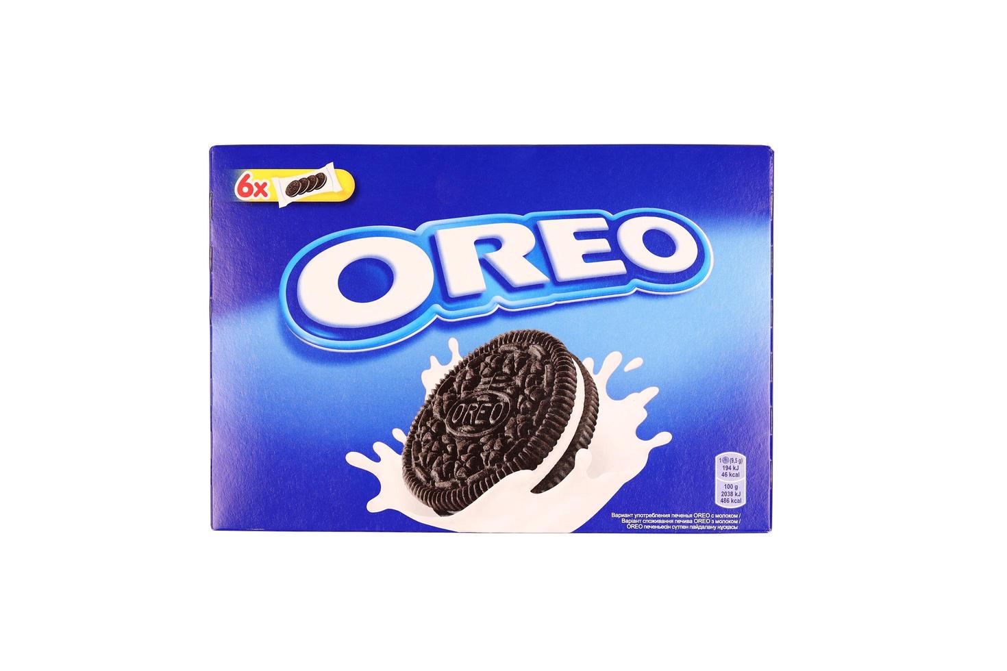 Kharkov, ukraina - december 8, 2020 oreo smörgås småkakor låda på vit bakgrund. oreo är varor tillverkad förbi nabisco division av mondelez internationell foto