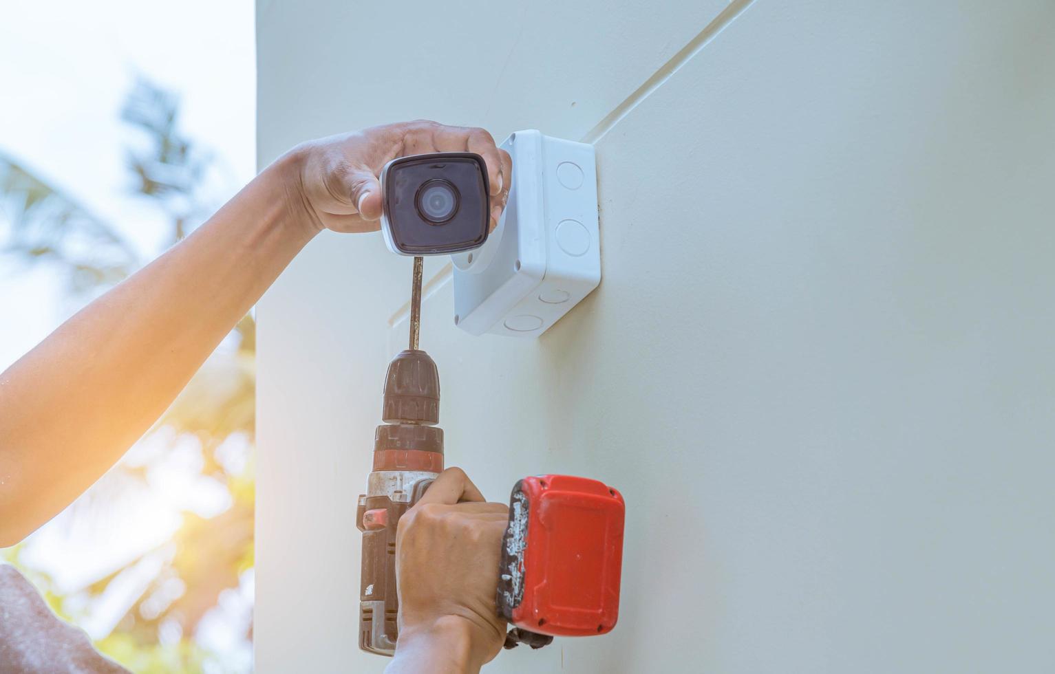 cCTV kamera Installera förbi ha vatten bevis omslag till skydda kamera med Hem säkerhet systemet begrepp. foto