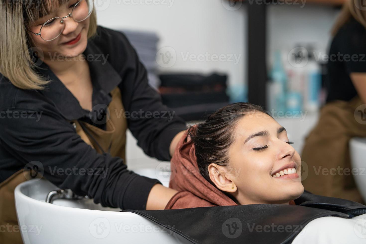 skön caucasian kvinnor känna koppla av och bekväm medan få hår tvätta med schampo och massage. hår salong studio med hår snygg, skönhet och mode begrepp. foto