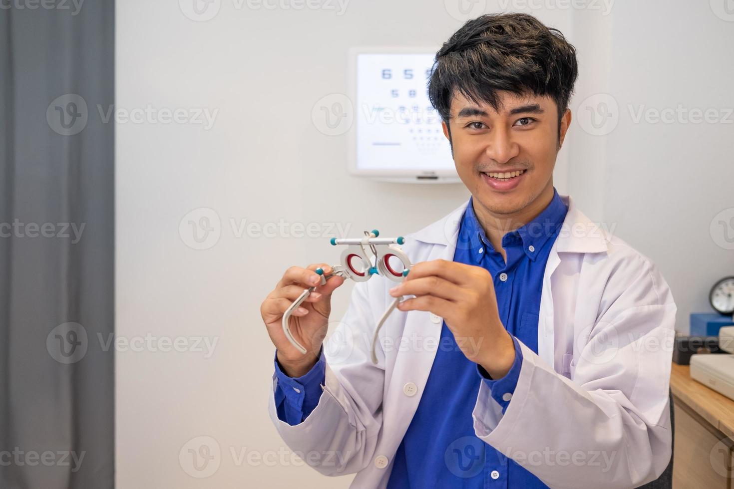 selektiv fokus på optometri spår ram. asiatisk läkare optiker använder sig av spår glasögon Utrustning till undersöka öga syn visuell systemet av patient till lösa syn problem. foto