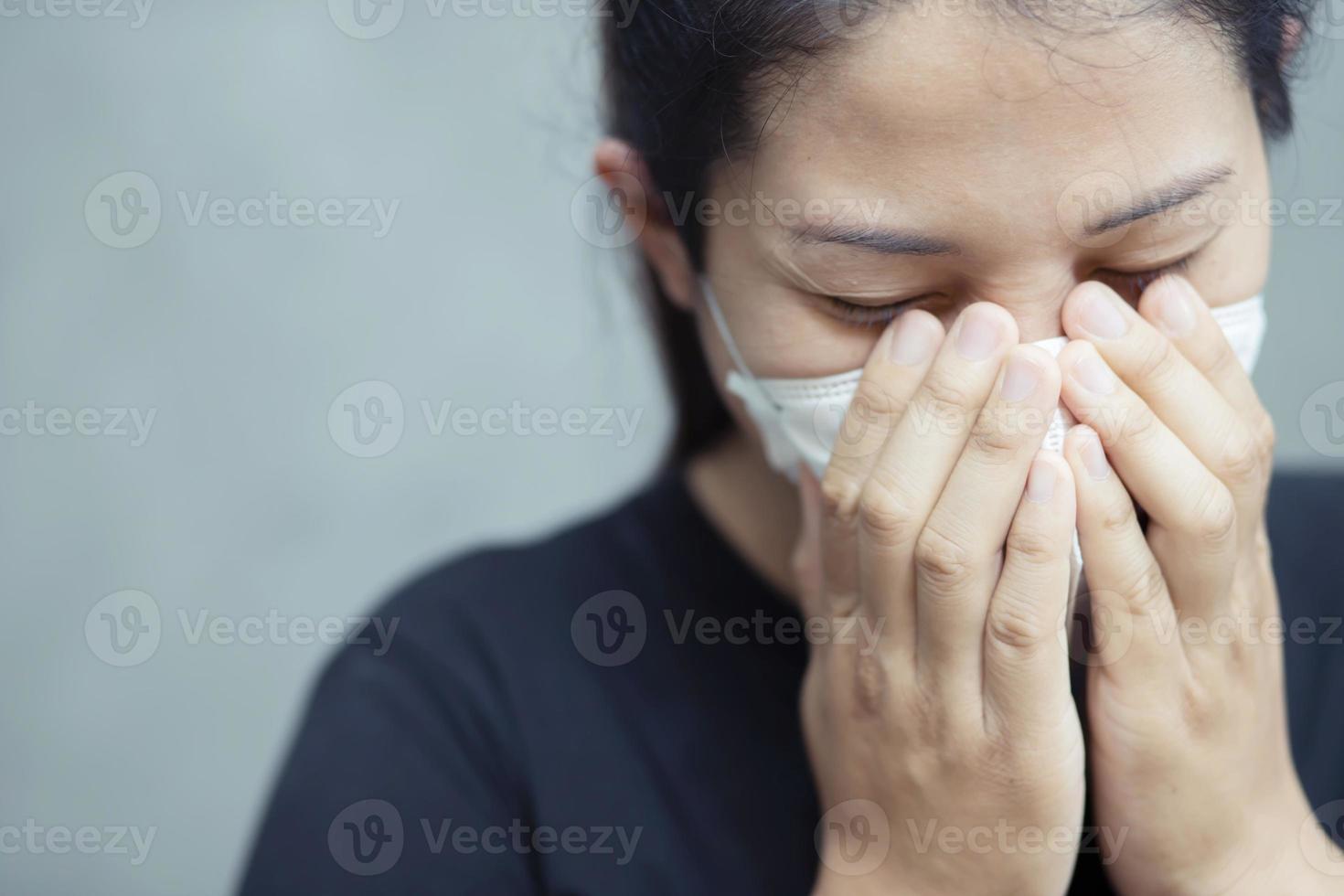 kvinnor bär masker till skydda mot bakterier, de virus, covid 19 och batterier. foto