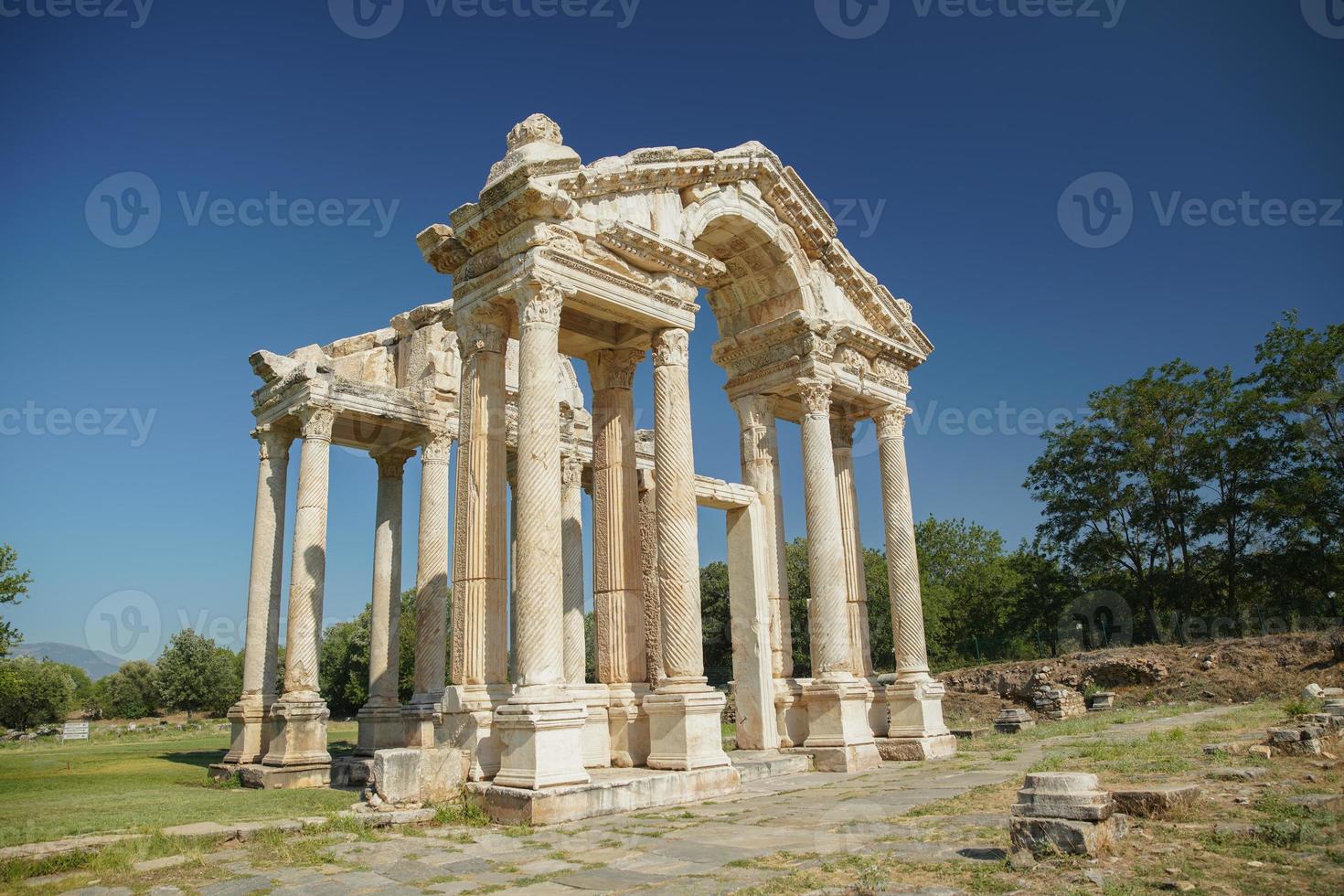 monumental inkörsport, tetrapylon i afrodisier gammal stad i aydin, turkiye foto