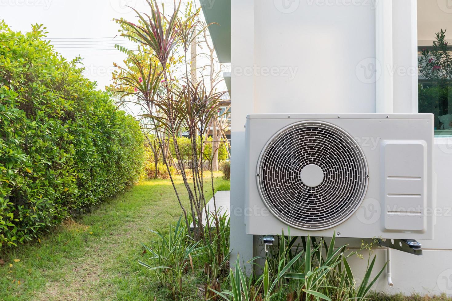 luftkonditionering utomhusenhet kompressor installera utanför huset foto