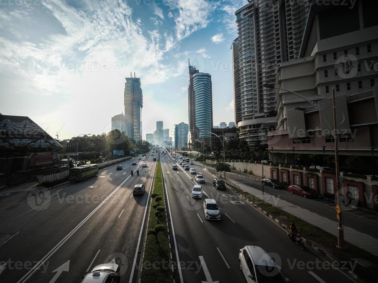 trafik rörelse i de morgon- timme i kuala lumpur, malaysia foto