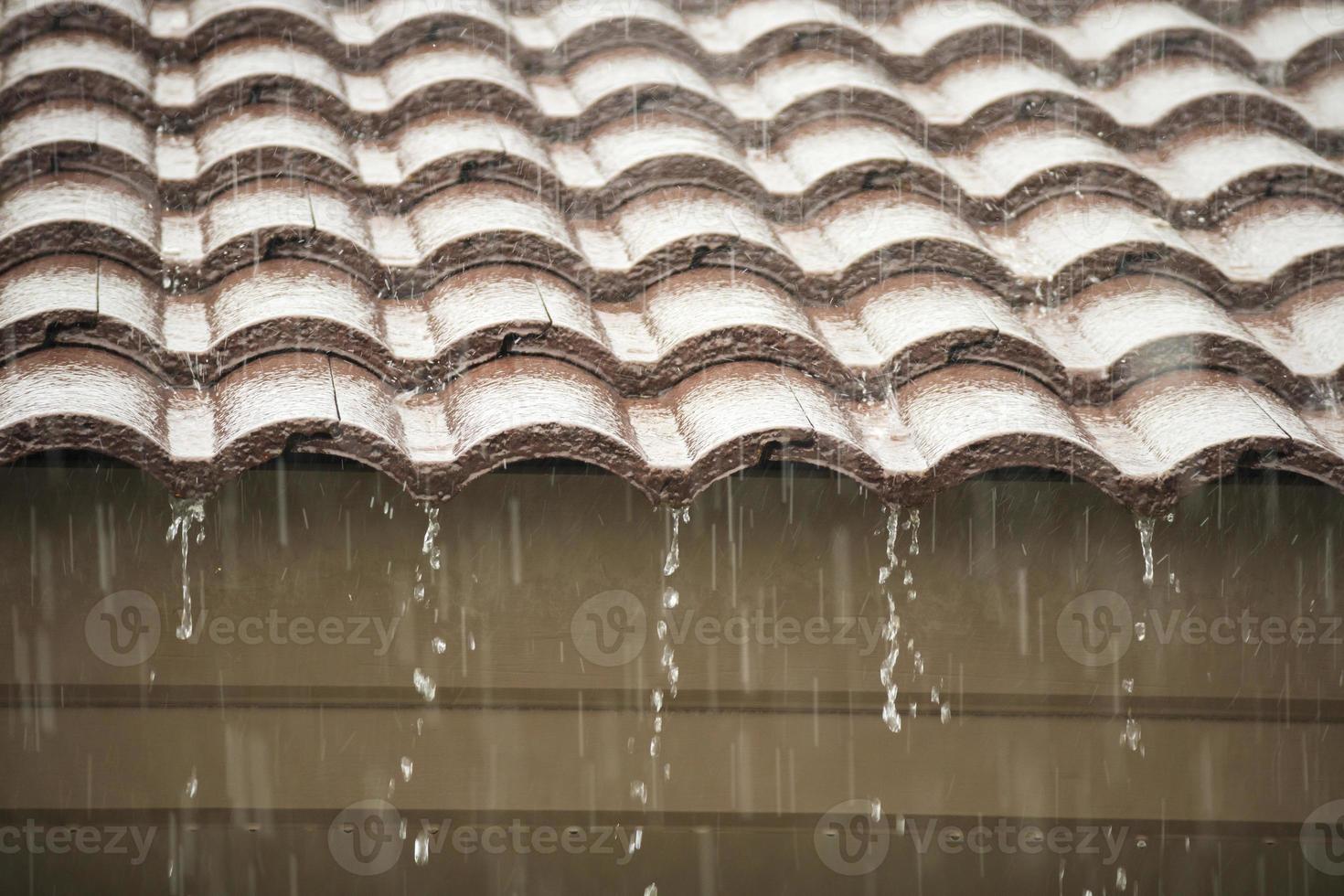 regn faller ner från de hus tak foto