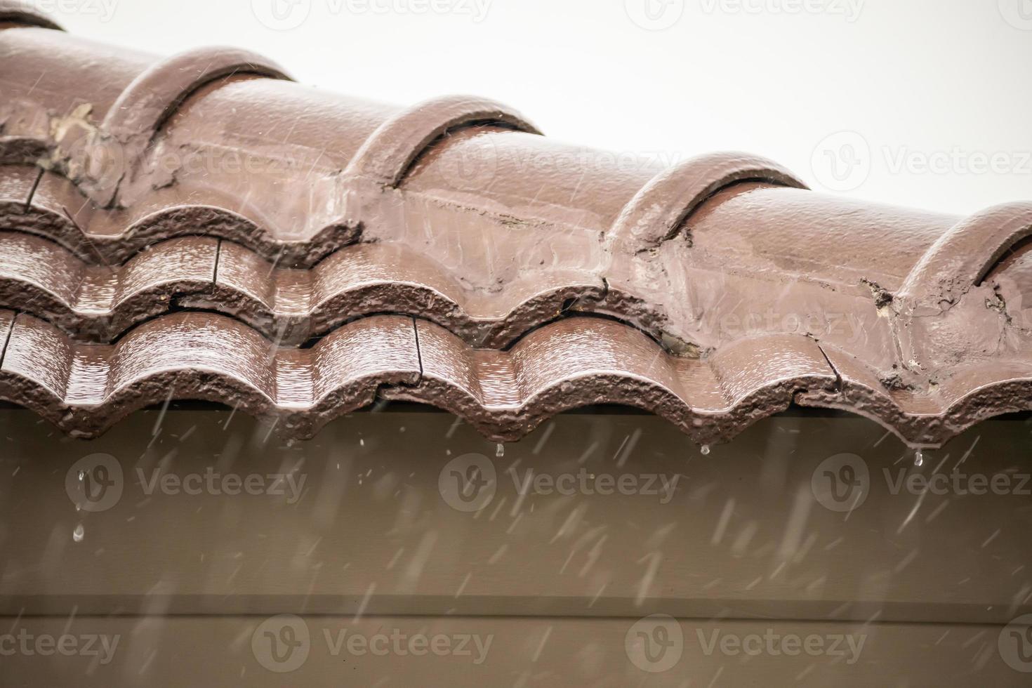 regn faller ner från de hus tak foto