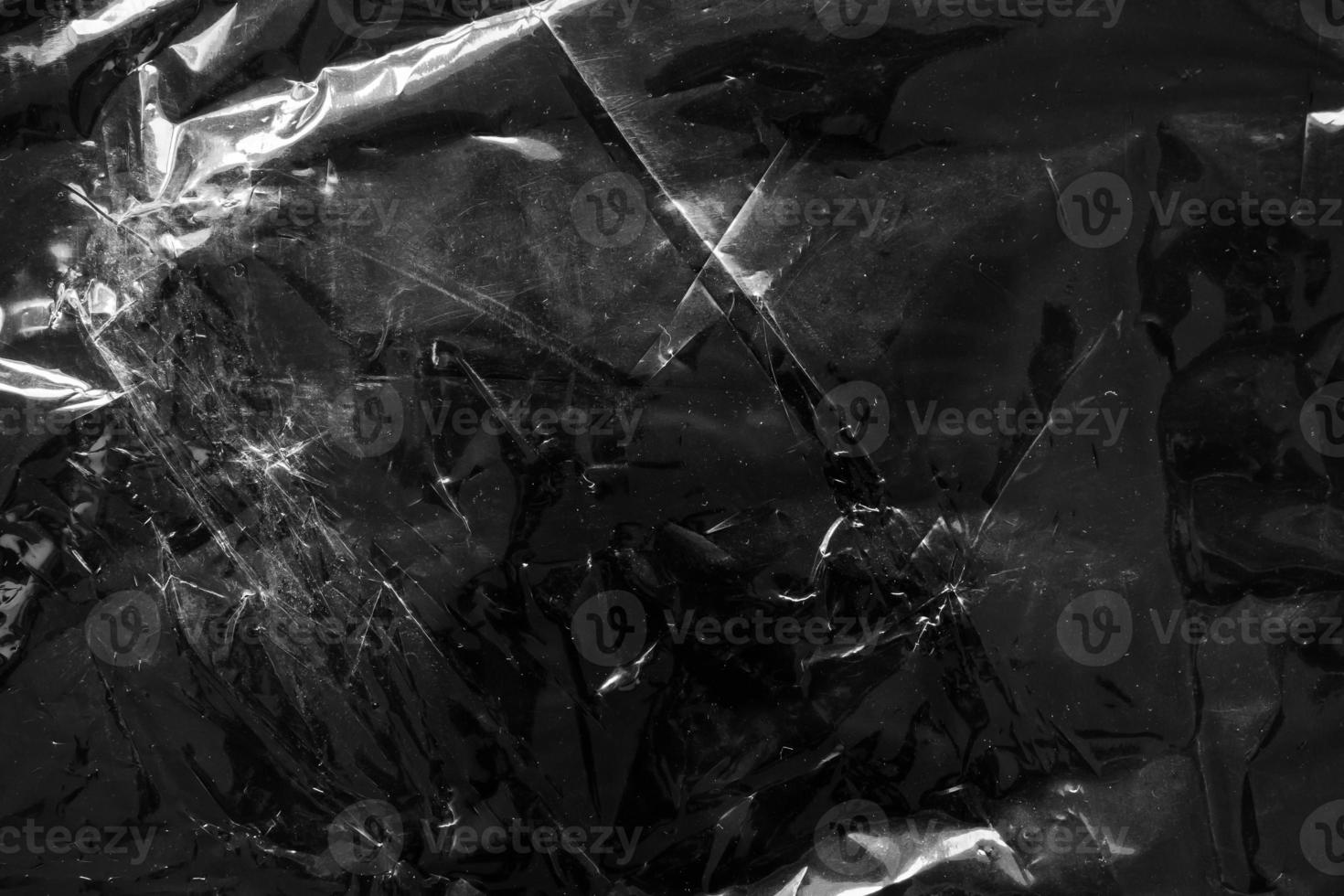 transparent plast väska filma slå in täcka över textur på svart bakgrund foto