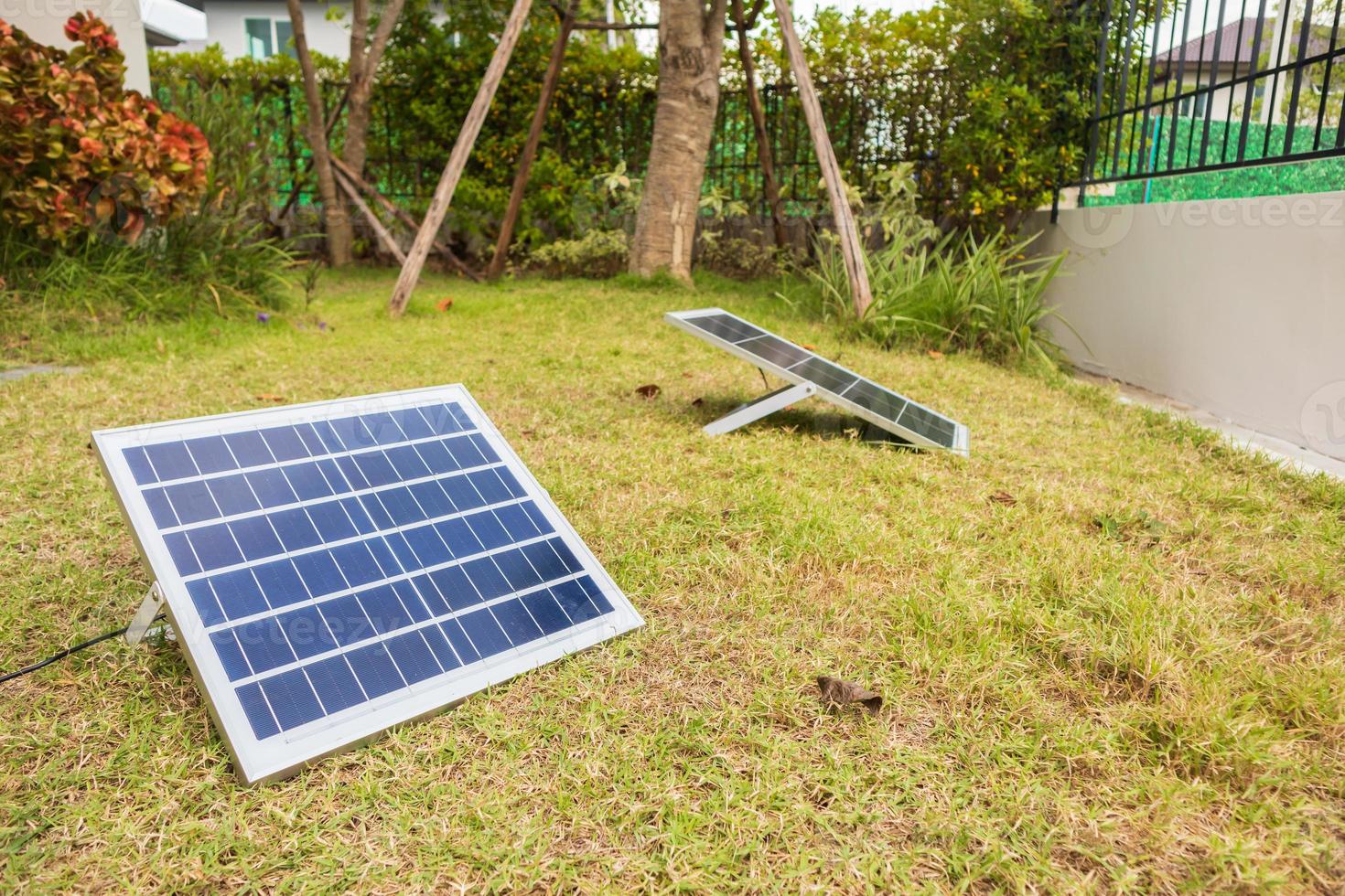 sol- panel i de hus trädgård foto