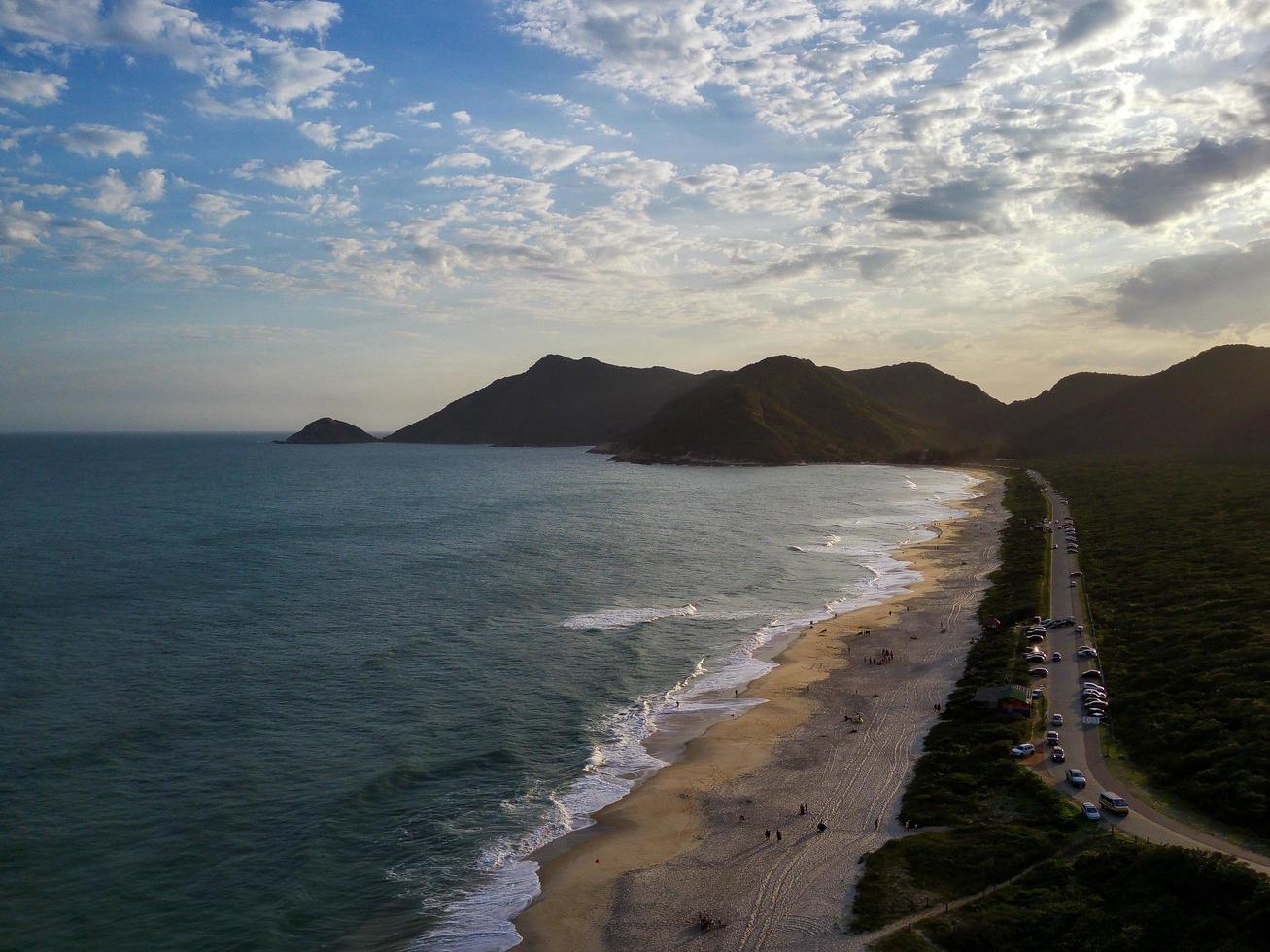 rio de Janeiro, rj, Brasilien, 2022 - antenn se av grumari strand, ett av de vildaste stränder i rio de janeiro foto