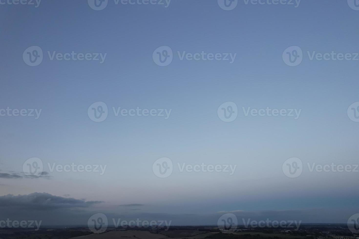 skön himmel med dramatisk moln drönare hög vinkel antal fot över stad av England Storbritannien foto