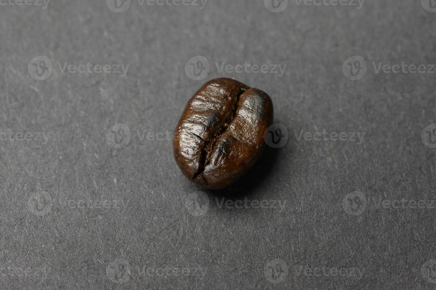 kaffe böna rostad på svart bakgrund foto