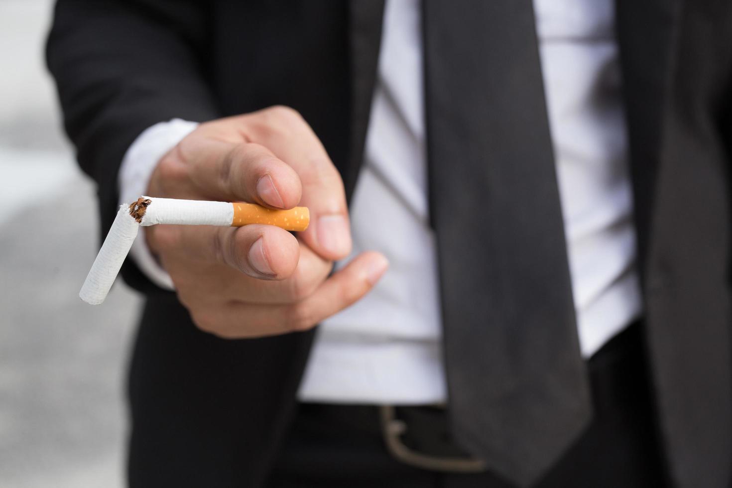 en ny generation av affärsman vägrar cigaretter begrepp för Avslutning rökning och friska livsstil.eller Nej rökning kampanj begrepp. foto