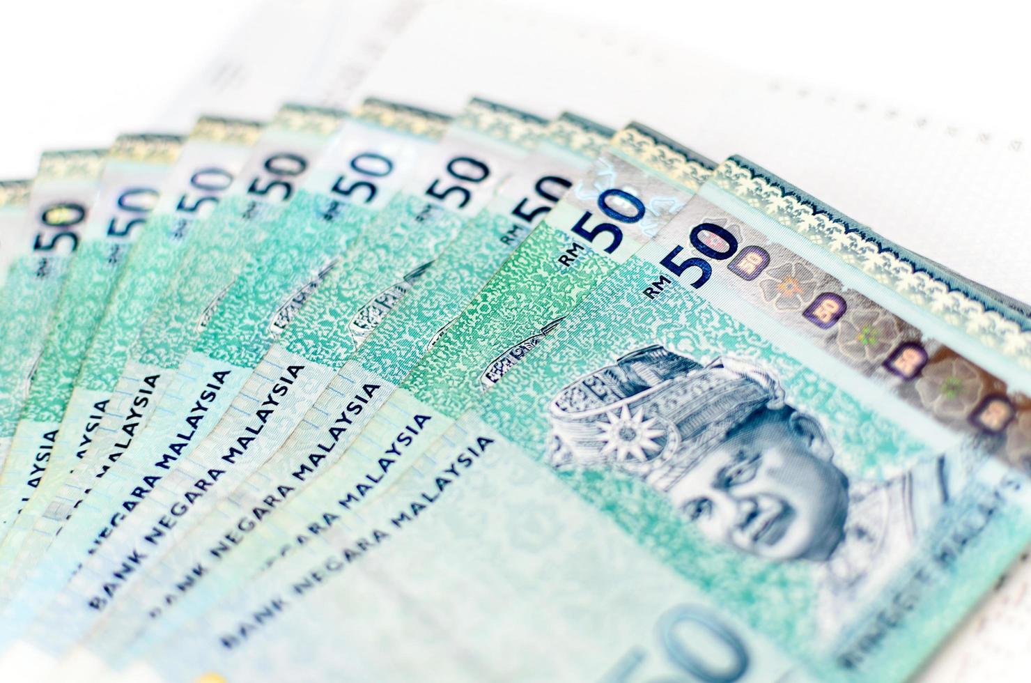 malaysiska valuta på vit bakgrund foto
